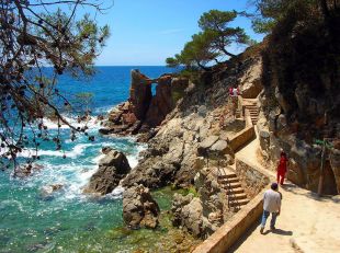 Troben un jove de 17 anys mort en una cala de Lloret de Mar