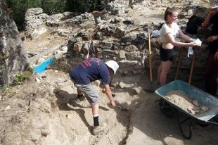 Localitzen vuit nous enterraments al castell de Sant Iscle de Vidreres