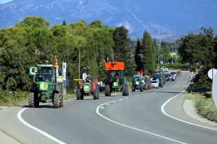 Tractorada contra el macrocàmping de Garriguella