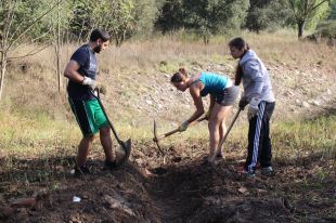 Joves de diversos països restauren les basses dels Ànecs i de la Maçana de Salt