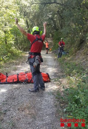 Ferit un ciclista en caure per un marge de cinc metres a Porqueres