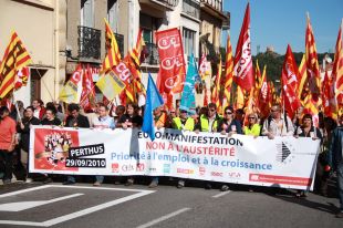 2.000 manifestants tallen la frontera al Pertús en protesta contra la reforma laboral
