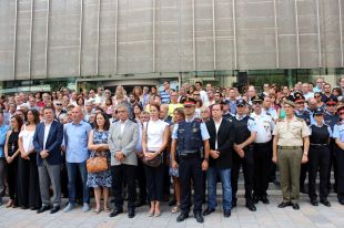 Centenars de persones s'apleguen a Girona en suport a les víctimes dels atemptats a Barcelona i Cambrils