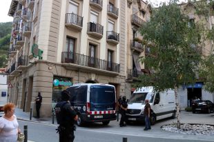 Els Mossos d'Esquadra i la Guàrdia Civil escorcollen un altre pis a Ripoll