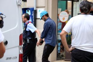 Els Mossos s'enduen el tercer detingut a Ripoll enmig de crits dels veïns