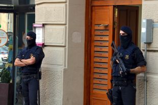 Els Mossos d'Esquadra registren el pis de l'imam de Ripoll en relació als atemptats