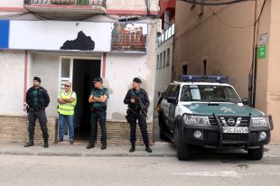 Cinc periodistes detinguts per accedir a un pis precintat a Ripoll