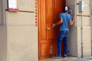 Mohamed Aalla arriba a Ripoll després de quedar en llibertat provisional