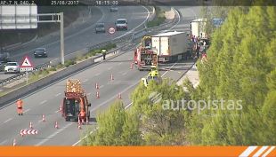 El xoc entre dos camions talla l'autopista a Bàscara i deixa un ferit greu