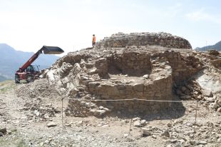 Apareixen dues torres amb espitlleres a la fortificació medieval de Campelles