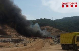 Un incendi crema l'abocador de Lloret de Mar