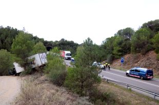 Un mort en un xoc entre un cotxe i un camió a l'N-II a Girona
