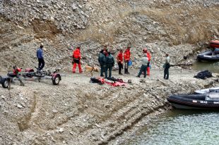 La unitat canina dels Bombers troba un rastre de la parella desapareguda al pantà de Susqueda