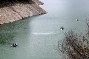 Els submarinistes rastregen una zona de 35 metres de profunditat al pantà de Susqueda