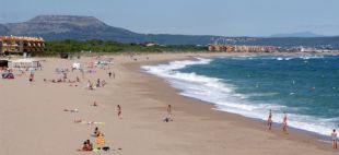 Una platja de la Costa Brava amb bandera vermella i dues més amb groga per mala mar