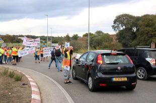 Els treballadors de les ambulàncies tallen l'N-II en l'última protesta abans de passar a la vaga de 24 hores