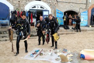 Netegen del fons marí a Palafrugell de les deixalles que tiren els incivics al mar