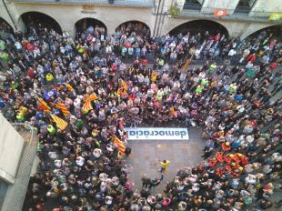 Centenars de persones donen suport als citats per l'1-O a la plaça del Vi de Girona