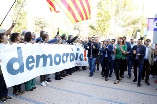 Més de 2.000 persones acompanyen Madrenas i Piferrer a fiscalia per defensar l'1-O