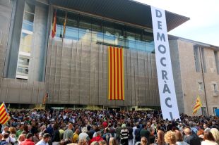 Mil persones es concentren davant la Generalitat a Girona reclamant el referèndum