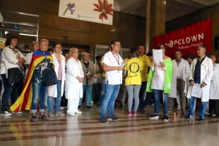 Els treballadors sanitaris es concentren contra les repressions a Catalunya i les detencions