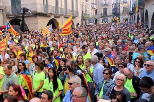 Més de 3.000 persones desborden la plaça del Vi per assistir a la Marató per la Democràcia