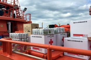 La Creu Roja torna a portar aliments i aigua a la tripulació del vaixell C-Star