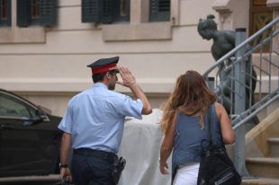 Els Mossos comencen a identificar els responsables dels col·legis electorals gironins