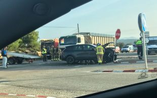 Dos vehicles xoquen frontalment en el polèmic enllaç de l'N-260 a Navata