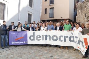 Un centenar de treballadors de la Diputació de Girona fan una crida a la participació l'1-O