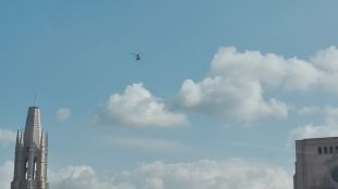 Un helicòpter de la policia espanyola sobrevola a baixa altura Girona i desperta recels