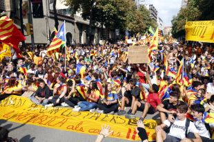 2.500 estudiants de secundària i Batxillerat s'han manifestat a Girona en defensa del referèndum