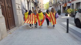 La foto d'unes estudiants amb estelades i 'rojigualdas' passejant en harmonia per Figueres es fa viral