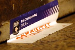 La Policia Municipal de Girona precinta i solda les portes d'on es guarden les urnes de les eleccions