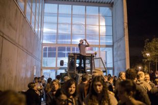 Els veïns de Sant Julià de Ramis bloquegen amb un tractor el pavelló on votarà el president