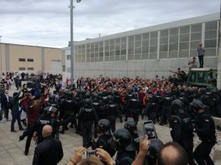 La Guàrdia Civil irromp al col·legi electoral on ha de votar Puigdemont a Sant Julià de Ramis