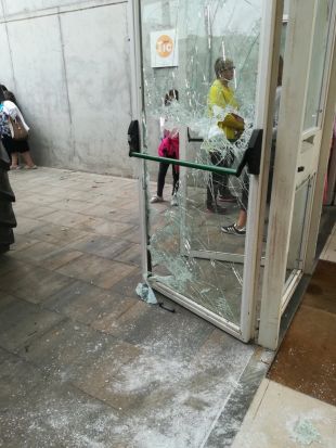 La Guàrdia Civil s'endú amb violència el material electoral de Sant Julià de Ramis
