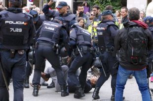 Les carregues de la policia espanyola a Girona deixen diversos ferits