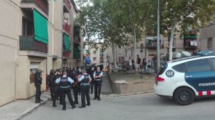 Vint ultres irrompen en un col·legi electoral a Girona i agredeixen les persones que eren dins
