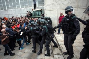 Els advocats critiquen que el jutjat hagi ''trossejat'' la causa de les càrregues de l'1-O