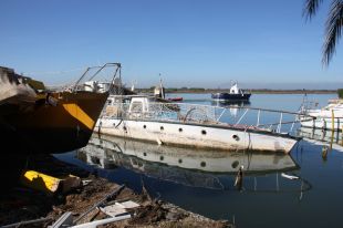 Retiren les embarcacions del canal de Roses que van naufragar els darrers 30 anys