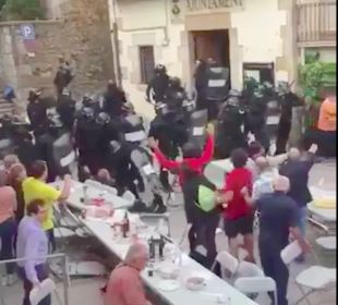 Càrregues amb gasos lacrimògens contra els veïns d'Aiguaviva que feien una fideuà