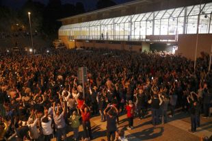 Eufòria, crits d'independència i càntics en el moment de tancament dels col·legis a Girona
