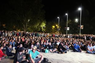 Més d'un miler de persones segueixen l'escrutini del referèndum a la Plaça del Mercat del Lleó