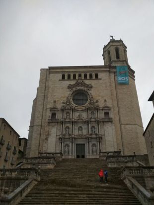 Una gran pancarta que resa ''SOS Democràcia'' apareix al campanar de la Catedral de Girona