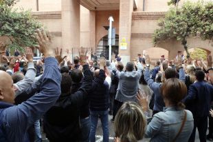 Gran concentració espontània a la subdelegació de l'Estat a Girona per dir ''no tenim por''