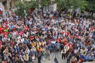 Mig miler de concentrats a l'Ajuntament de Figueres que depenja la 'rojigualda' del balcó