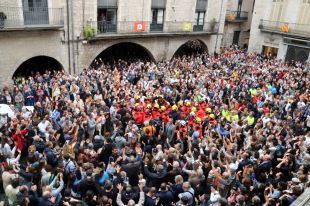 Més 4.000 gironins aclamen els Bombers i criden contra la repressió policial del referèndum