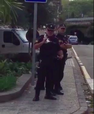 Un Policia Nacional a Girona, fusell en mà: ''Vine, vine aquí''