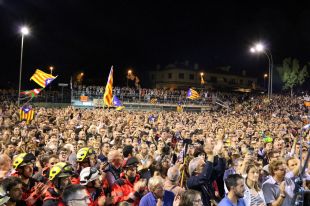 10.000 persones inunden Aiguaviva per denunciar la repressió policial